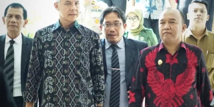 Gubernur Jawa Tengah Ganjar Pranowo saat berkunjung ke UPS Tegal didampingi Wakil Walikota Tegal M Jumadi dan Rektor UPS Taufiqulloh (Ade W/SMOL.ID)