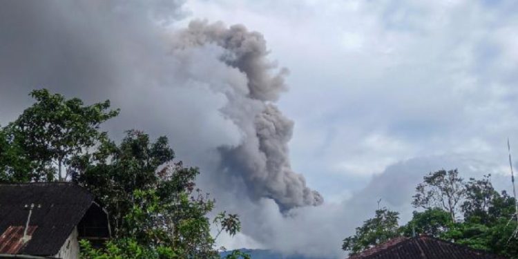 Gunung Marapi Sumatera Barat Erupsi