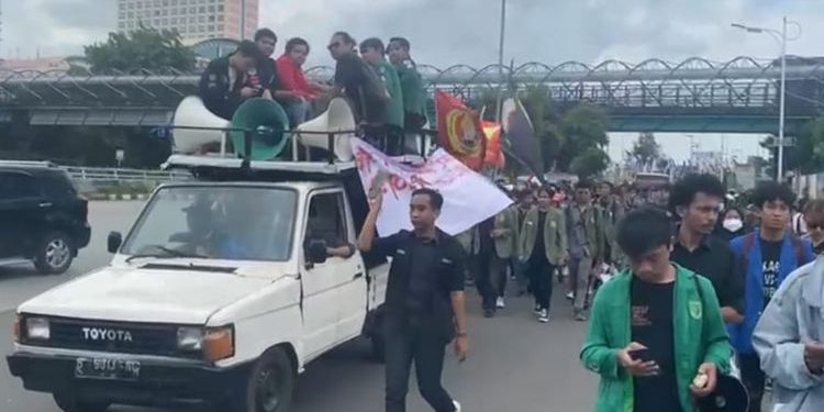 Mahasiswa Mendesak Pemakzulan Jokowi dalam Demonstrasi