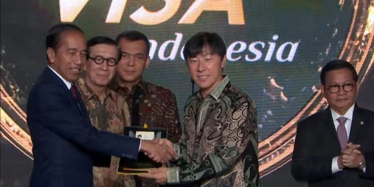 Presiden Jokowi Luncurkan Golden Visa Pertama untuk Pelatih Timnas Indonesia Shin Tae-yong
