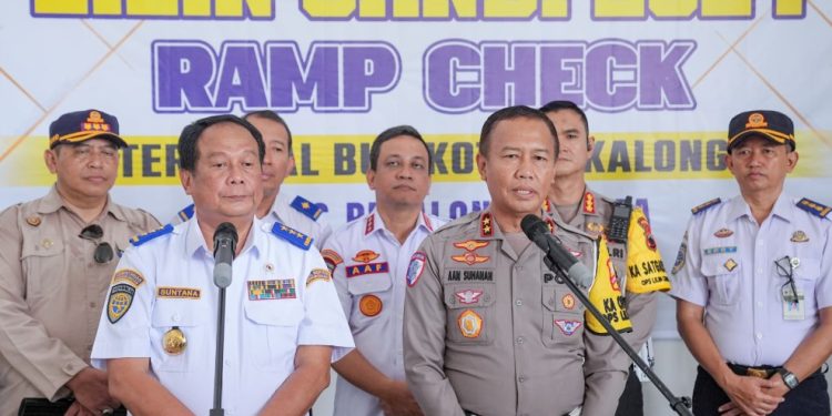 Wakil Menteri Perhubungan (Wamenhub) RI, Suntana, bersama Kakorlantas Polri, Irjen Pol Aan Suhanan, meninjau Terminal Pekalongan pada Minggu (29/12/2024)