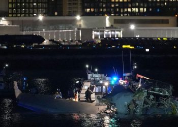 Investigasi Tabrakan Mematikan Pesawat Penumpang dan Helikopter Black Hawk Masih Berlangsung