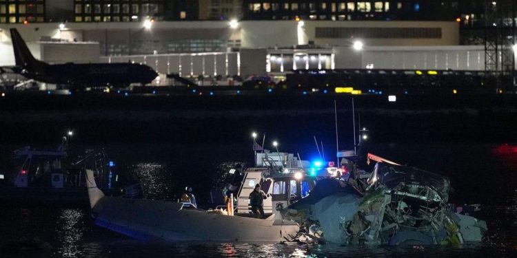 Investigasi Tabrakan Mematikan Pesawat Penumpang dan Helikopter Black Hawk Masih Berlangsung