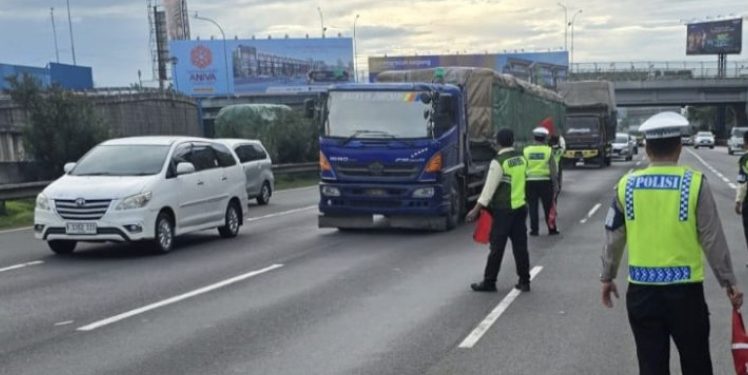 Korlantas Polri Batasi Kendaraan Sumbu Tiga di Tol Cikampek Selama Libur Nataru