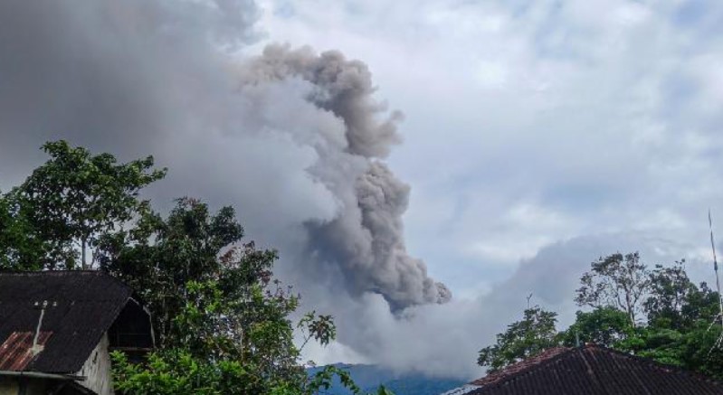 Gunung Marapi Sumatera Barat Erupsi