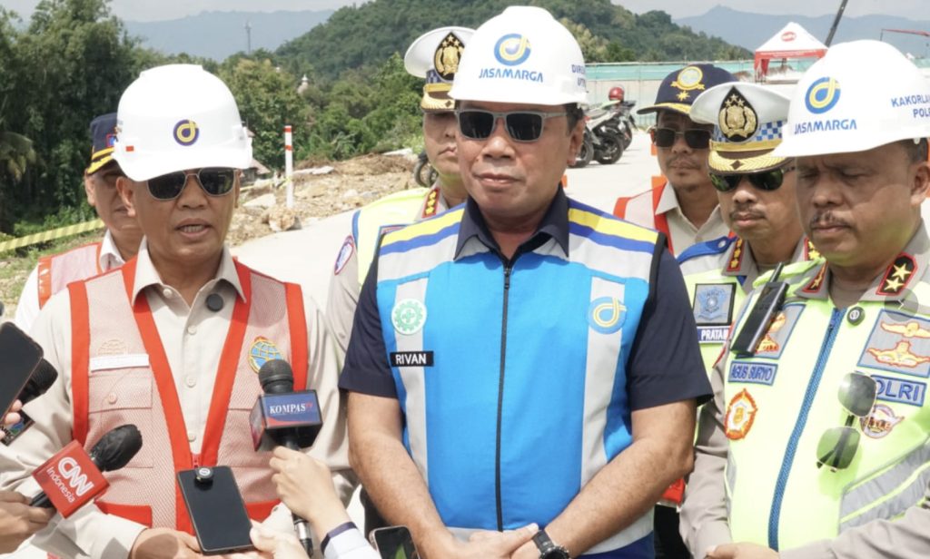 Direktur Jenderal Perhubungan Darat, Aan Suhanan bersama Dirut PT Jasa Marga, Kakorlantas Polri, dan Dirut Jasa Raharja meninjau kesiapan proyek Tol Yogyakarta-Bawen dan proyek Tol Solo-Yogyakarta 5