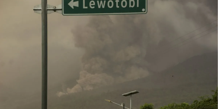 Erupsi Lewotobi NTT: Polisi Terapkan Sistem Buka Tutup Trans Flores