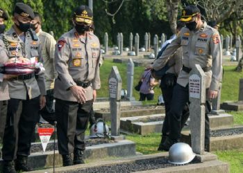 Ziarah dan Tabur Bunga di TMP Kalibata: Penghormatan Polri untuk Hari Bhayangkara ke-78