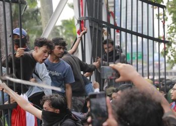 Demo di DPR Memanas Massa Bobol Pagar, Polisi Tembakkan Gas Air Mata