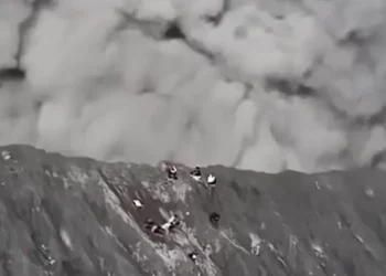 Viral! Pendaki Gunung Dukono Berlarian Saat Erupsi di Tengah Larangan Mendaki