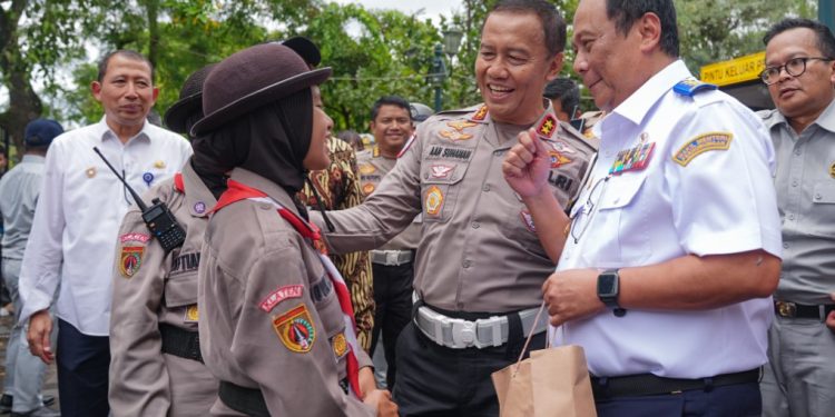 Wakil Menteri Perhubungan RI Suntana bersama Kakorlantas Polri Irjen Pol Aan Suhanan, Dirut PT Jasa Raharja Rivan A. Purwantono melakukan peninjauan arus lalu lintas pada libur nataru di kawasan Yogyakarta pada Sabtu (28/12/2024).