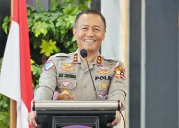 Korlantas Polri mengadakan Tactical Floor Game (TFG) sebagai upaya memastikan kesiapan Operasi Lilin 2024. Acara ini dipimpin langsung oleh Kakorlantas Polri, Irjen Pol Aan Suhanan, dan berlangsung di Aula Madellu Korlantas pada Sabtu (14/12/2024)