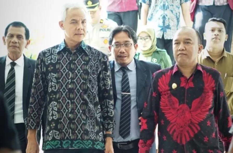 Gubernur Jawa Tengah Ganjar Pranowo saat berkunjung ke UPS Tegal didampingi Wakil Walikota Tegal M Jumadi dan Rektor UPS Taufiqulloh (Ade W/SMOL.ID)